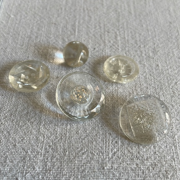 Assortment of vintage clear glass and plastic buttons - Picture 6 of 16